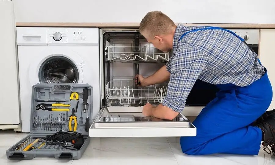 Gölbaşı Protherm servisi teknisyen ekibi beyaz eşya tamiri yaparken